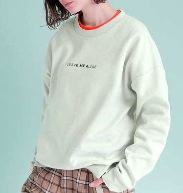 嵐　二宮和也　weibo　受賞　衣装　EMMA CLOTHES ビッグシルエットポンチプルオーバーロゴスウェット(LEAVE MΣ ALONE)　スウェット