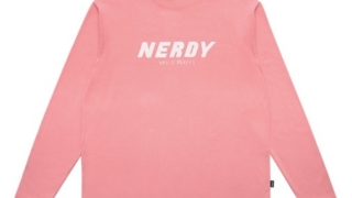 道枝駿佑　なにわ男子　RIDE ON TIME　私服　Tシャツ　NERDY　Logo T-shirt
