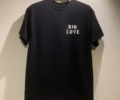 長尾謙杜　なにわ男子　私服　BIG LOVE 'FAMILY BUSINESS -BLACK-' T-SHIRT 　Tシャツ
