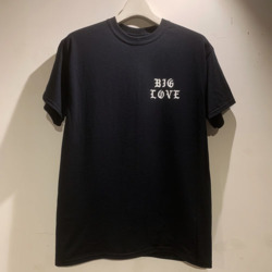 長尾謙杜　なにわ男子　私服　BIG LOVE 'FAMILY BUSINESS -BLACK-' T-SHIRT 　Tシャツ